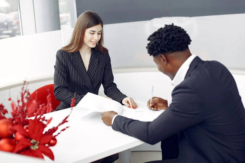 Ekspert finansowy analizujący wykresy na spotkaniu biznesowym.